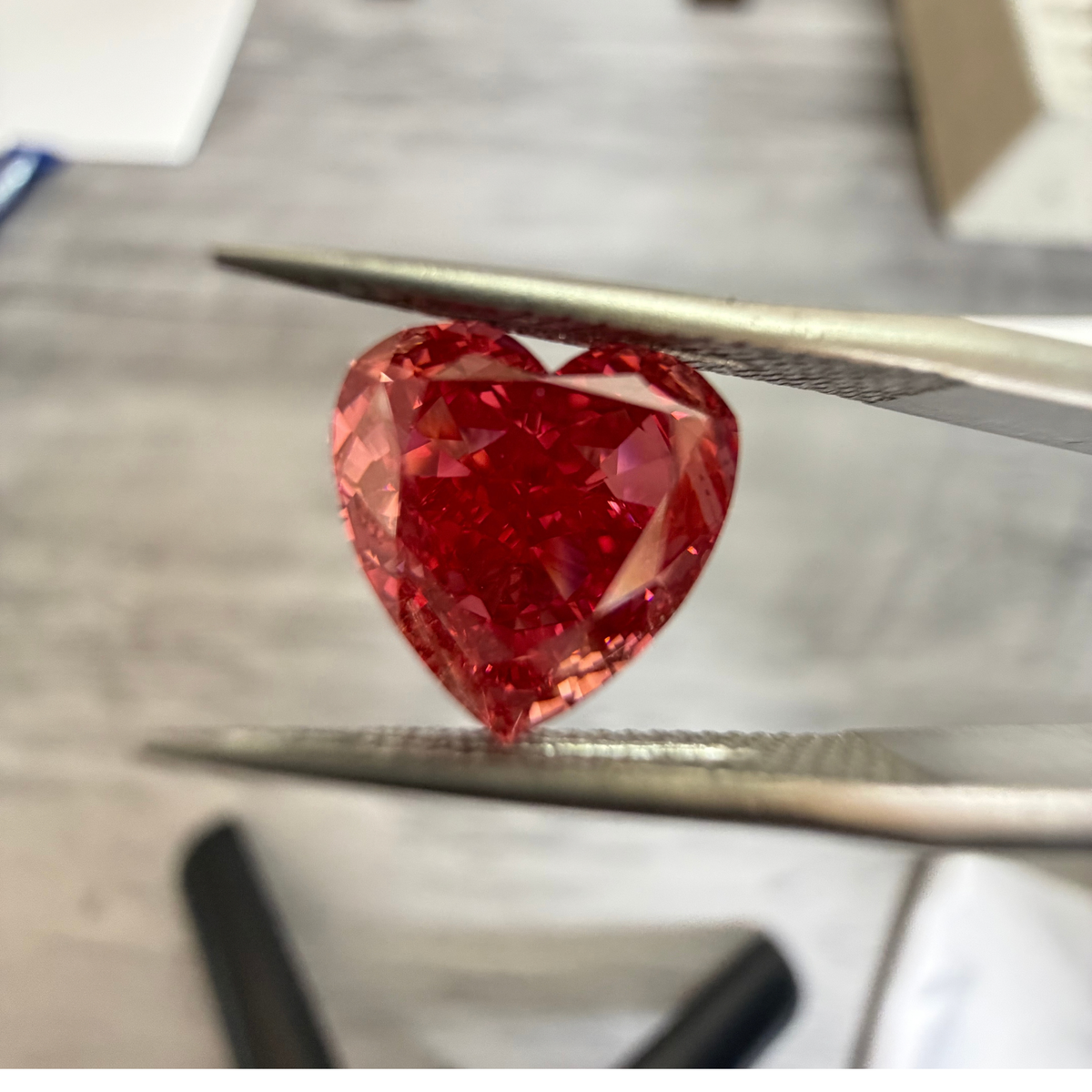 【NAYAオークション】ラボグロウンダイヤモンドルース 3.01ct Fancy Vivid Red VS2 Heart Modified Brilliant IGI鑑定書付