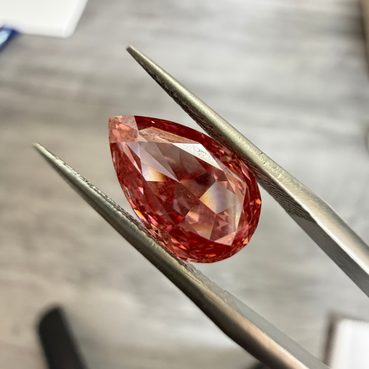 【NAYAオークション】ラボグロウンダイヤモンドルース 3.07ct Fancy Vivid Red VVS2 Pear Modified Brilliant IGI鑑定書付