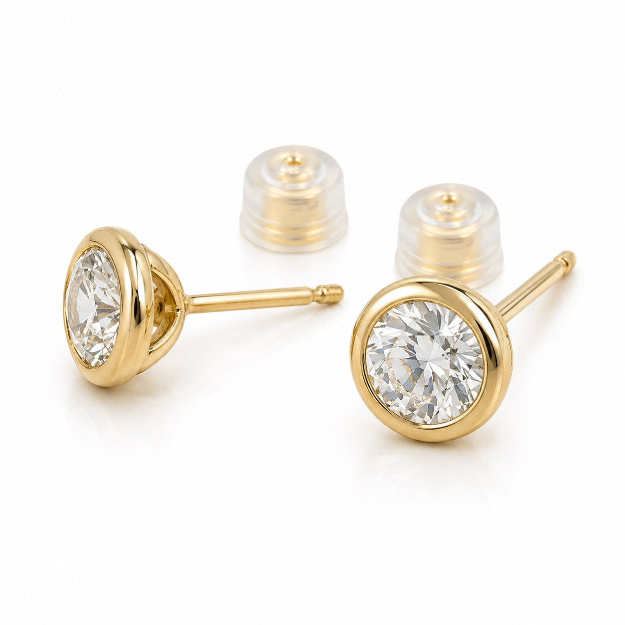 0.7ct ベゼルタイプ スタッドピアス〖Fカラー VS1アップ EX〗ラボグロウンダイヤモンド|プラチナPT900 / K18イエローゴールド|ラウンドブリリアント|受注制作/約50日でお届け