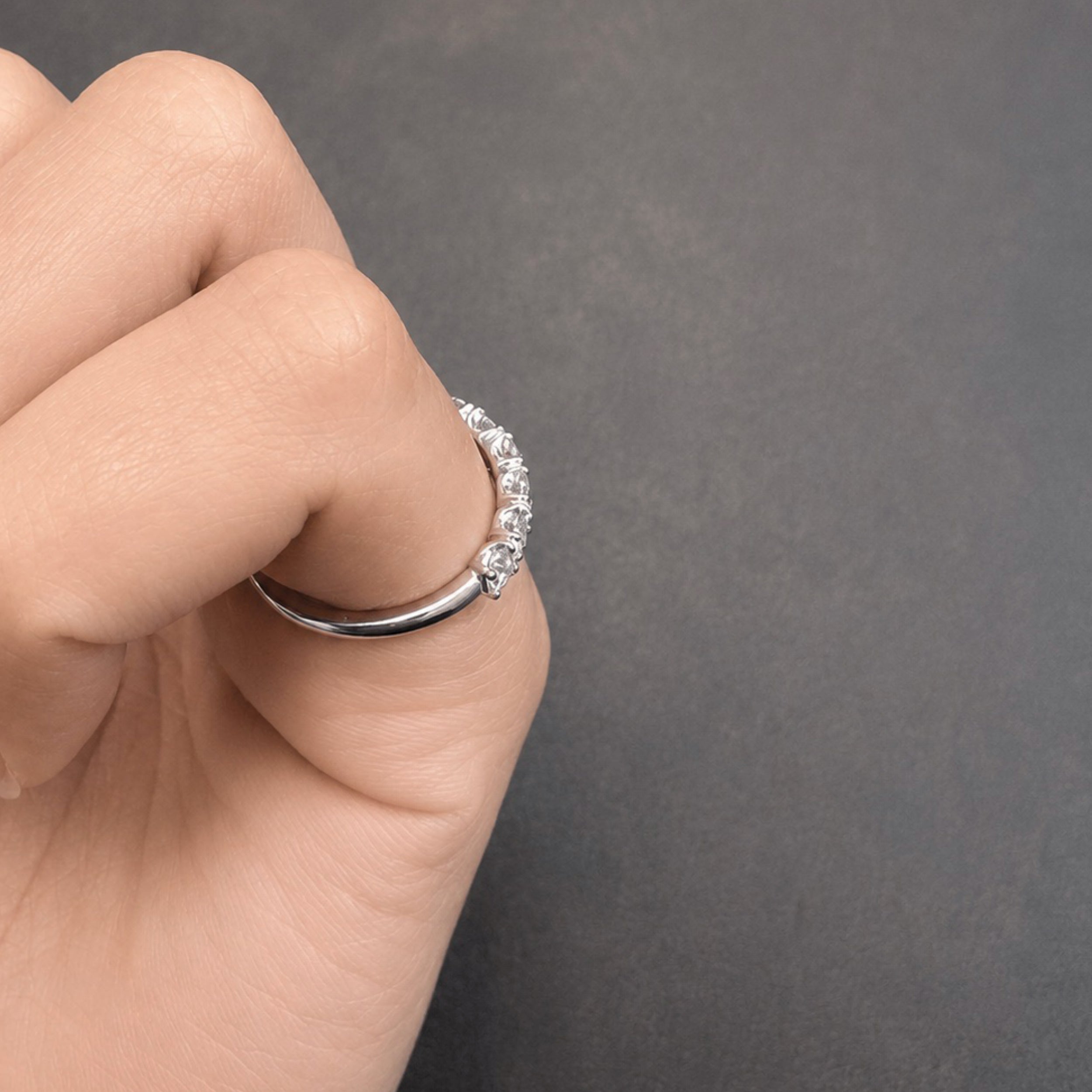PINKYハーフエタニティリング〖0.7ct/0.１ct×7石 幅3mm〗ラボグロウンダイヤモンド｜プラチナPT900/PT950 / K18イエローゴールド｜受注制作／約50日でお届け｜NAYA-1002｜RNR00149