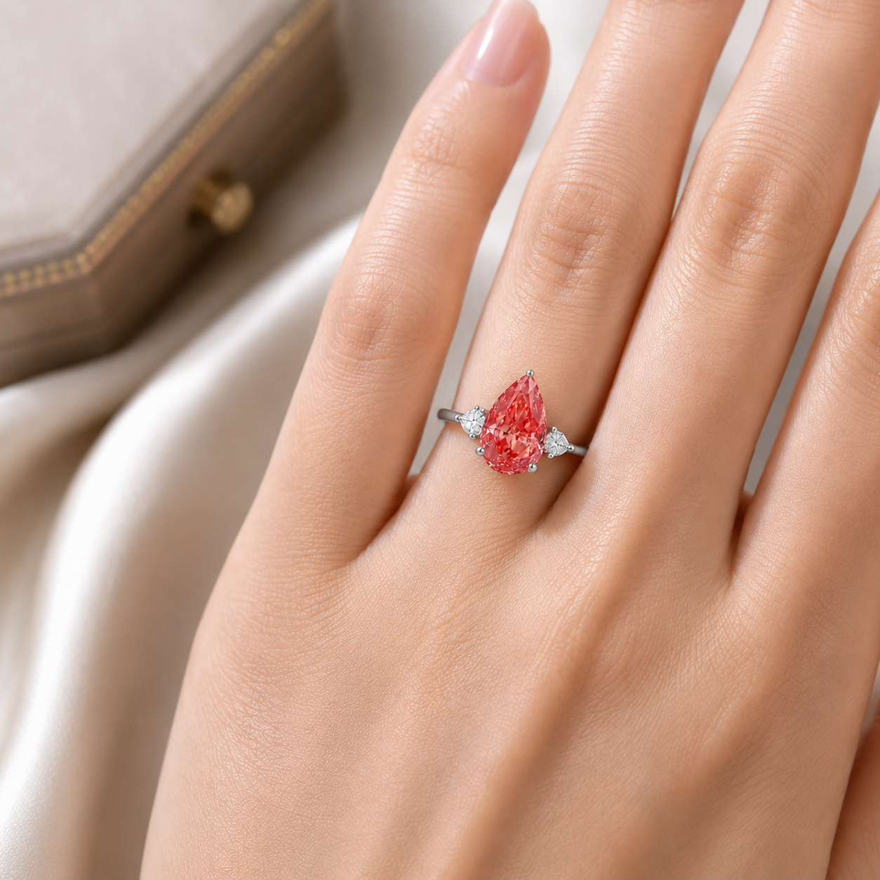 〖3.07ct / Fancy Vivid Red VVS2〗ラボグロウンダイヤモンド レッド ルース｜ペアシェイプ（ペアモディファイド）｜IGI鑑定書付き｜IGI: LG666431779