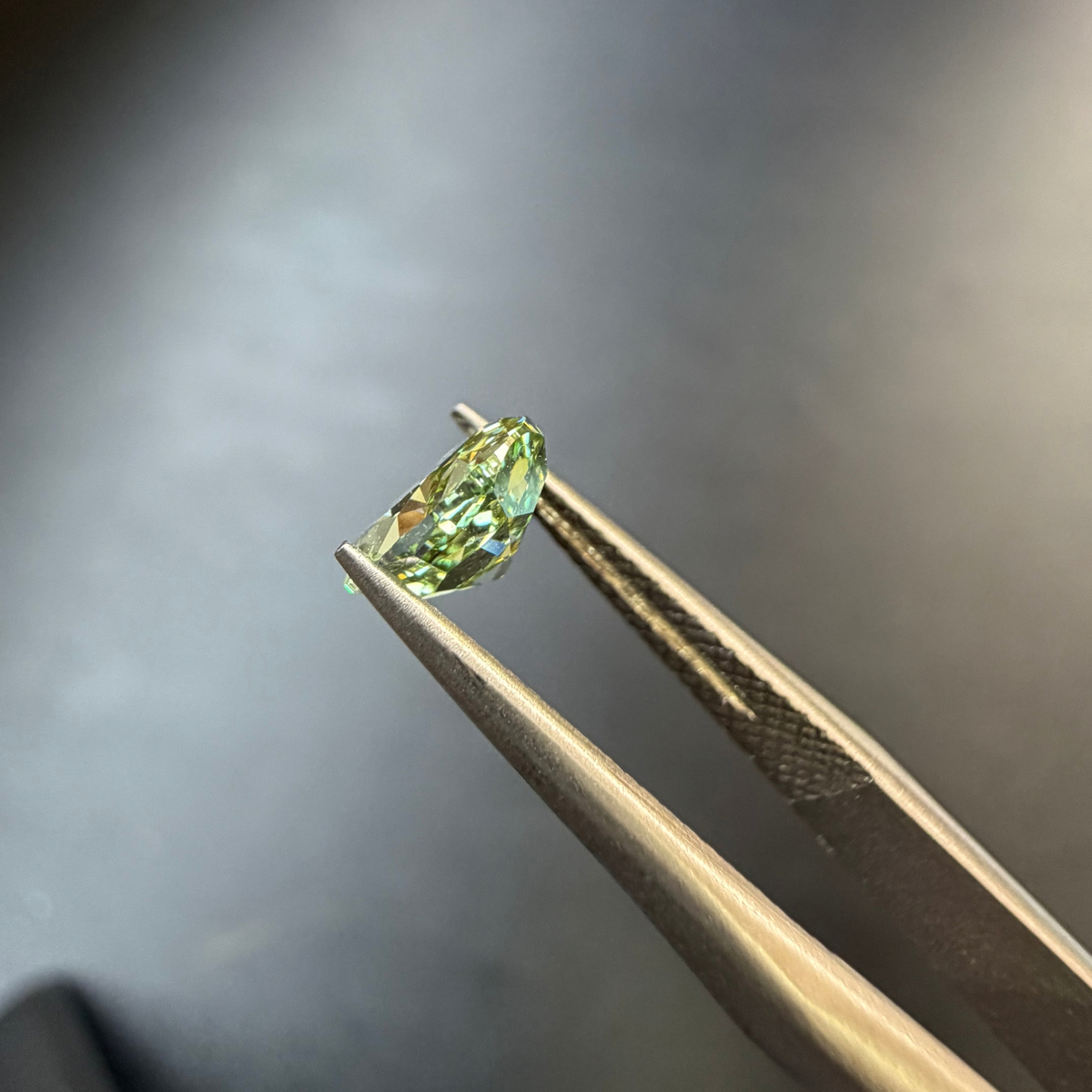 【NAYAオークション】ラボグロウンダイヤモンドルース 1.02ct Fancy Vivid Green VS1 オーバル IGI鑑定書付