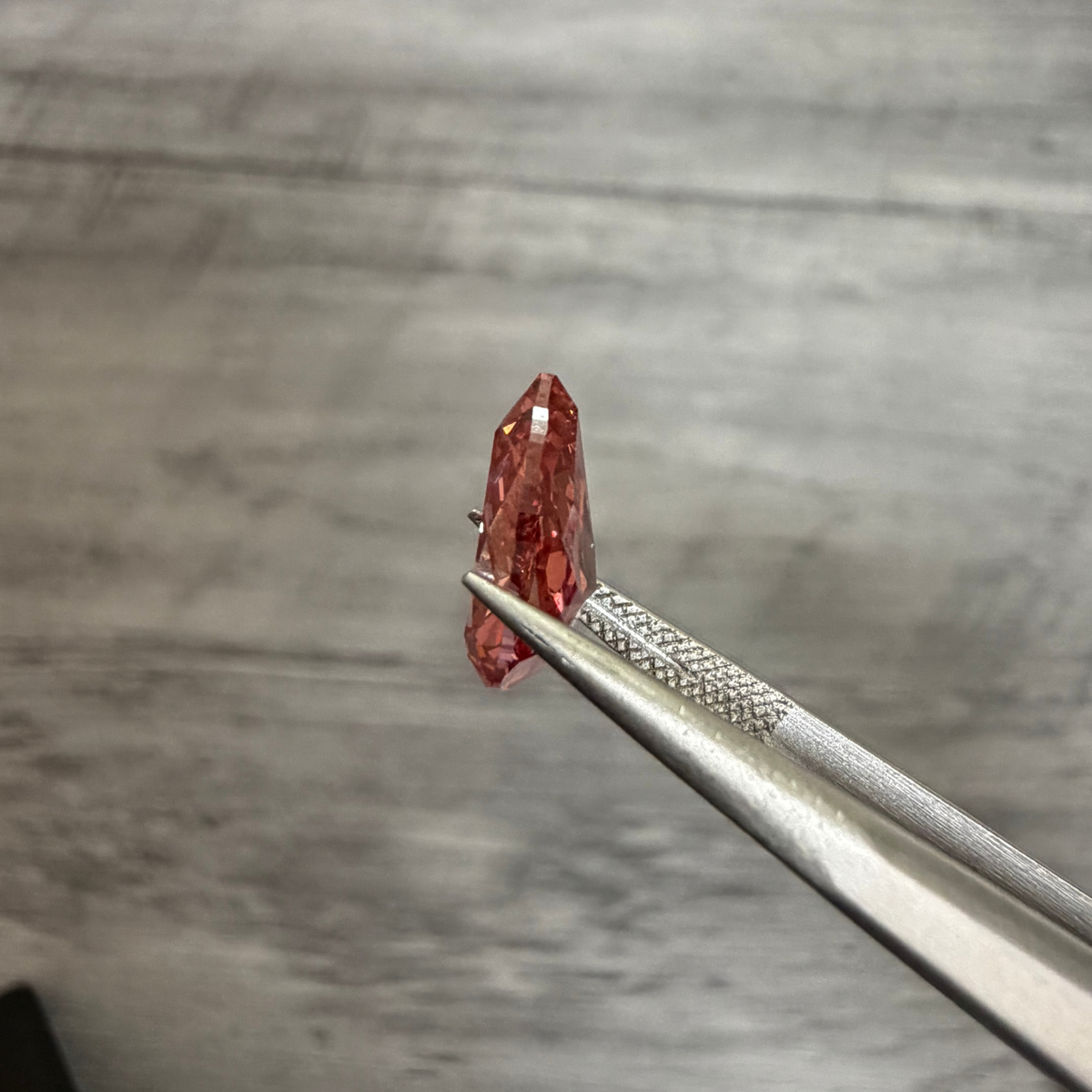 【NAYAオークション】ラボグロウンダイヤモンドルース 3.07ct Fancy Vivid Red VVS2 Pear Modified Brilliant IGI鑑定書付