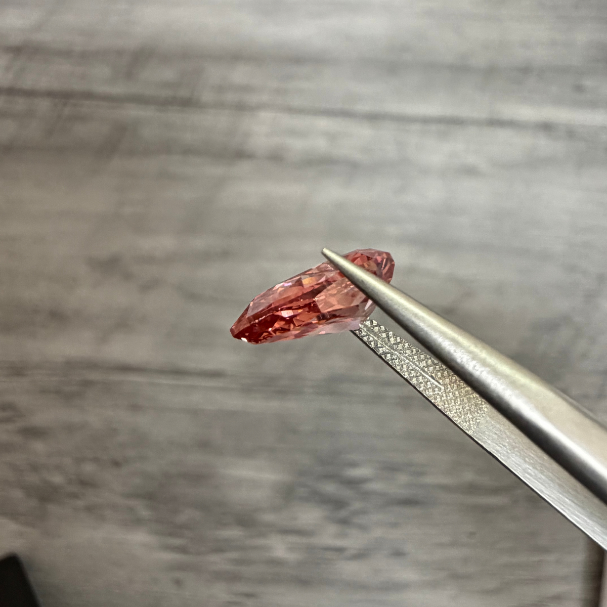 【NAYAオークション】ラボグロウンダイヤモンドルース 3.07ct Fancy Vivid Red VVS2 Pear Modified Brilliant IGI鑑定書付