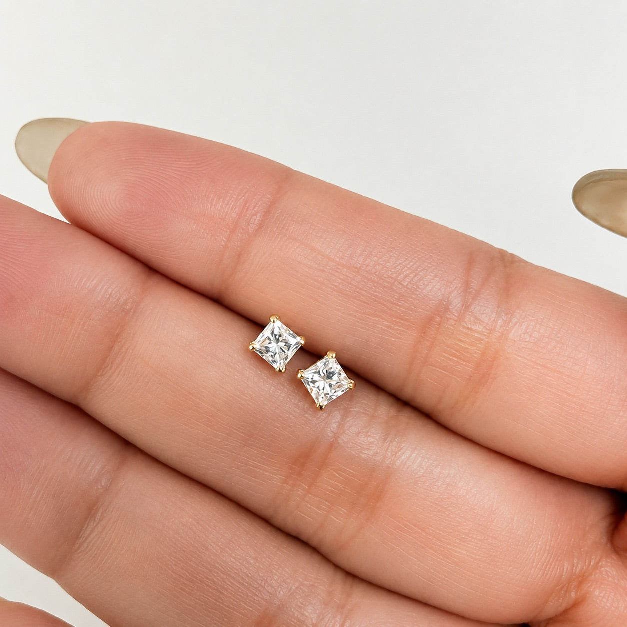 プリンセスカット〖0.30ct×2 トータル0.6カラット / Fカラー VS1 〗ラボグロウンダイヤモンド  スタッドピアス｜プラチナ900 / K18イエローゴールド｜4本爪｜鑑定書無し|納期約50日｜限定30セット