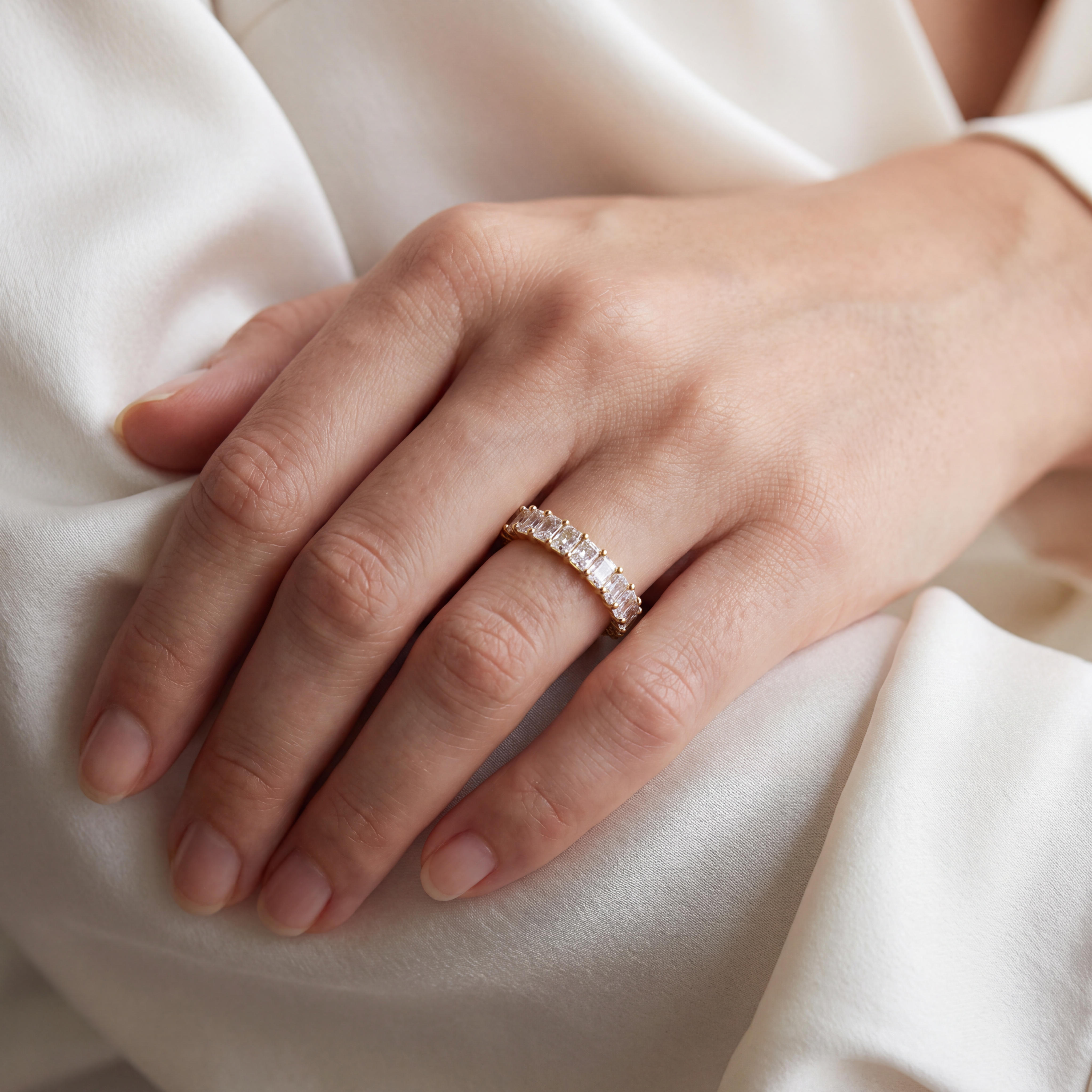 ラディアントカット フルエタニティリング〖約3.3ct 縦幅3.7mm リング幅4.5mm〗ラボグロウンダイヤモンド｜プラチナPT900/PT950 / K18イエローゴールド｜Fカラー VS1アップ｜受注制作／約50日でお届け