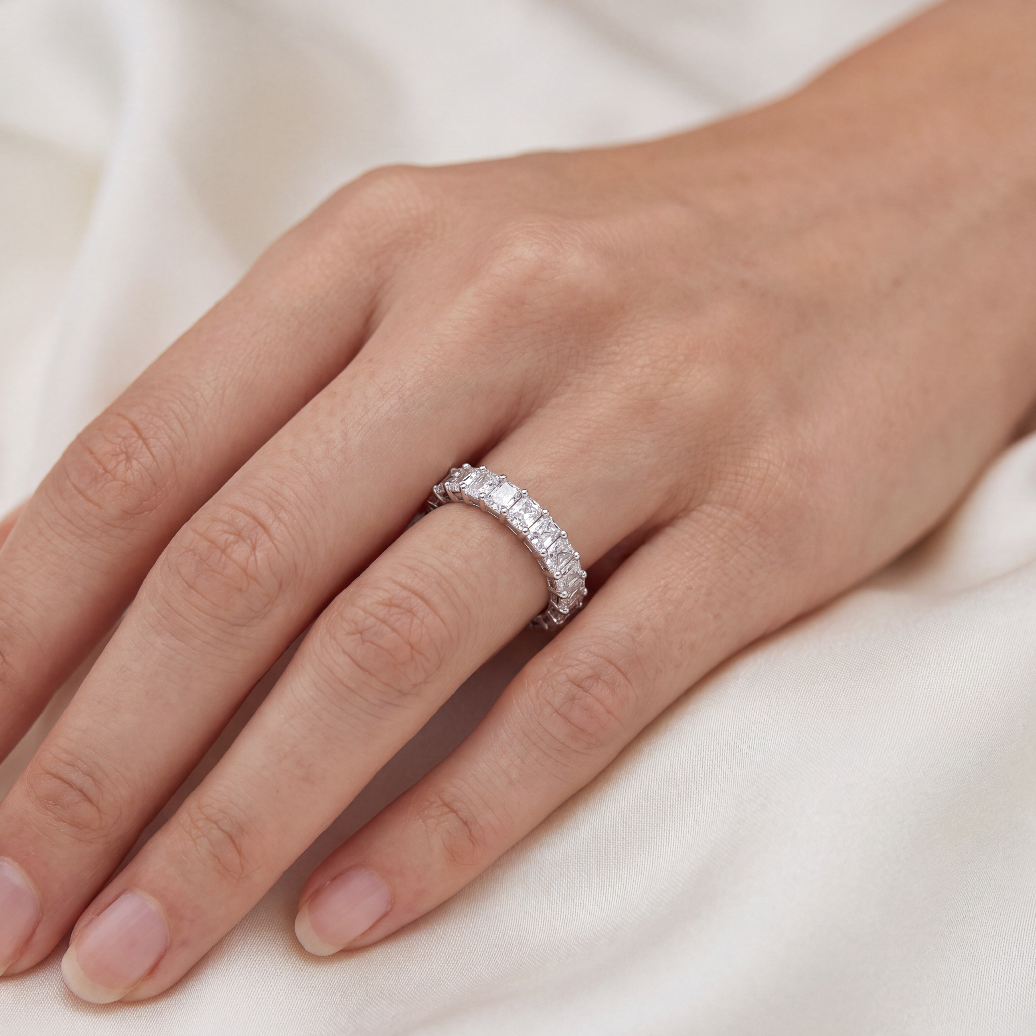 ラディアントカット フルエタニティリング〖約3.3ct 縦幅3.7mm リング幅4.5mm〗ラボグロウンダイヤモンド｜プラチナPT900/PT950 / K18イエローゴールド｜Fカラー VS1アップ｜受注制作／約50日でお届け