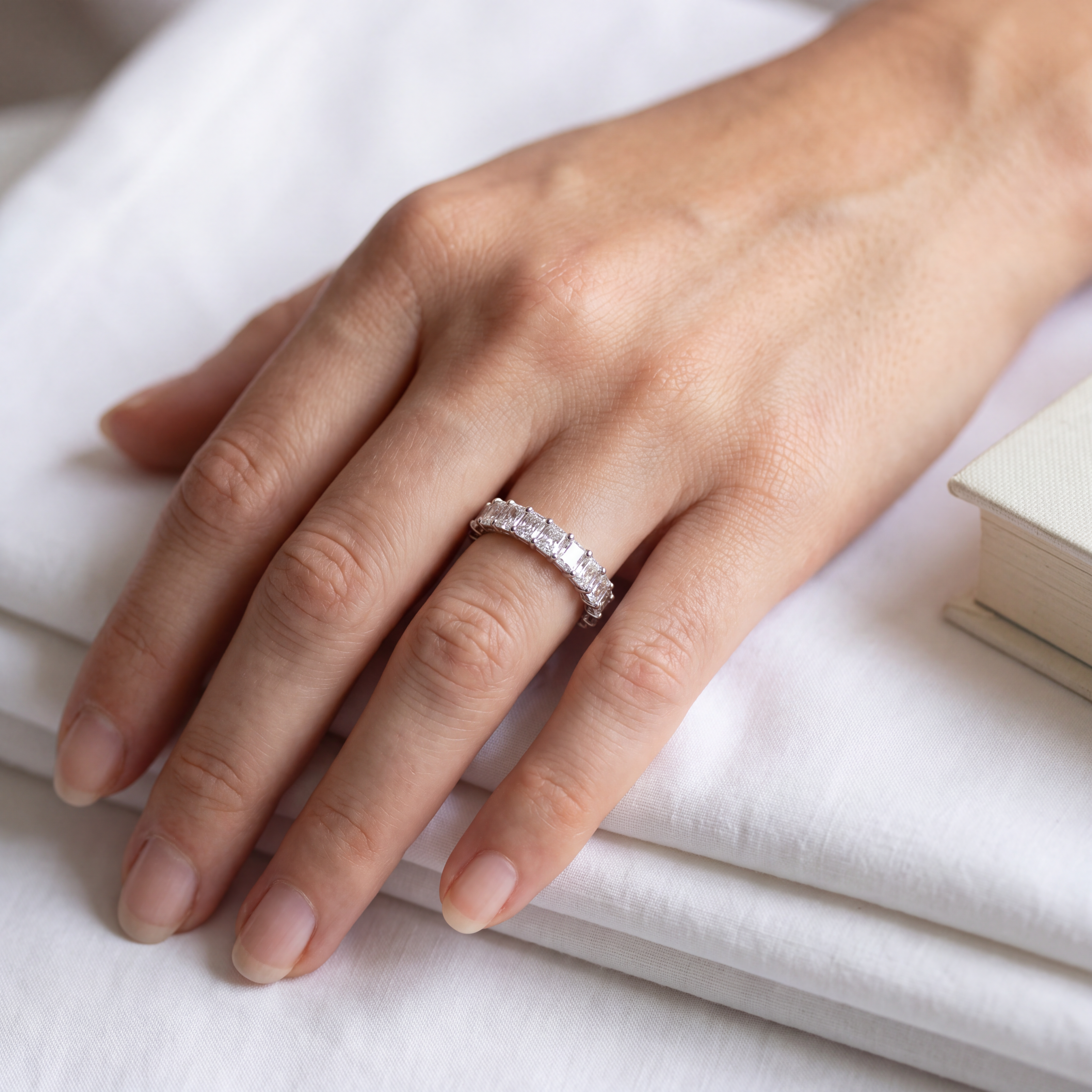 ラディアントカット フルエタニティリング〖約3.3ct 縦幅3.7mm リング幅4.5mm〗ラボグロウンダイヤモンド｜プラチナPT900/PT950 / K18イエローゴールド｜Fカラー VS1アップ｜受注制作／約50日でお届け